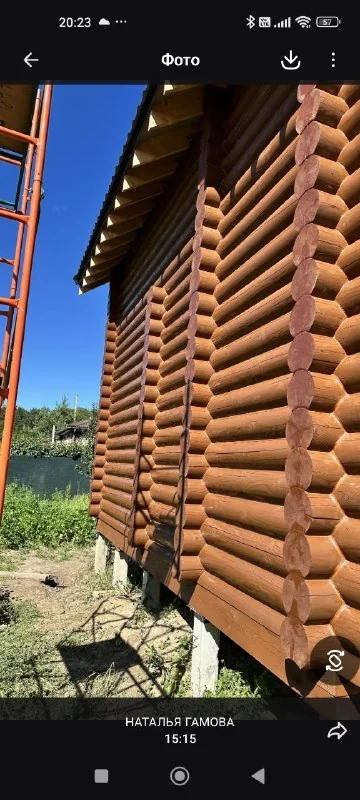 Боковая стена деревянного дома в цвете Орех
