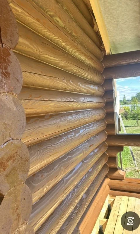 Деталь деревянного фасада из бревна в цвете Орех